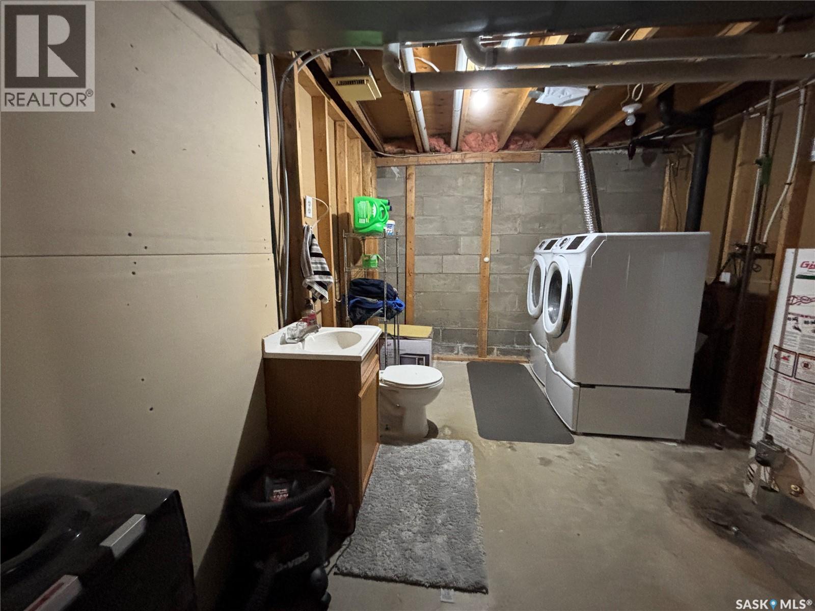 213 Griffin Street, Maple Creek, SK - Indoor Photo Showing Laundry Room