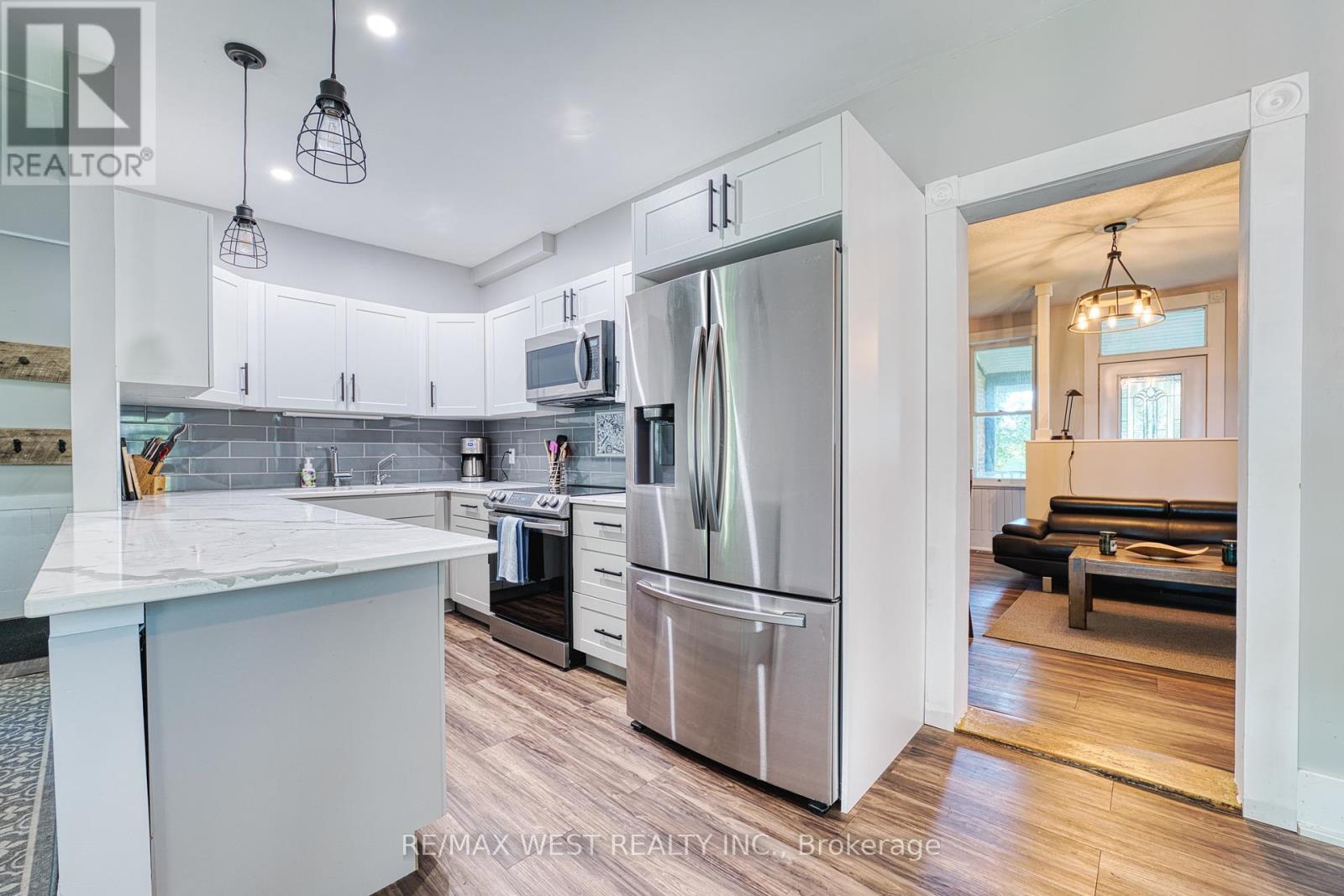 3030 Patrick Street, Howick, ON - Indoor Photo Showing Kitchen With Upgraded Kitchen