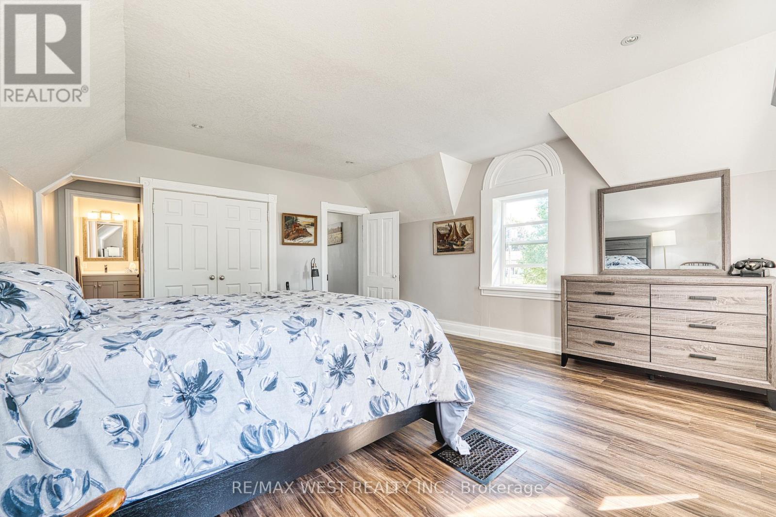 3030 Patrick Street, Howick, ON - Indoor Photo Showing Bedroom