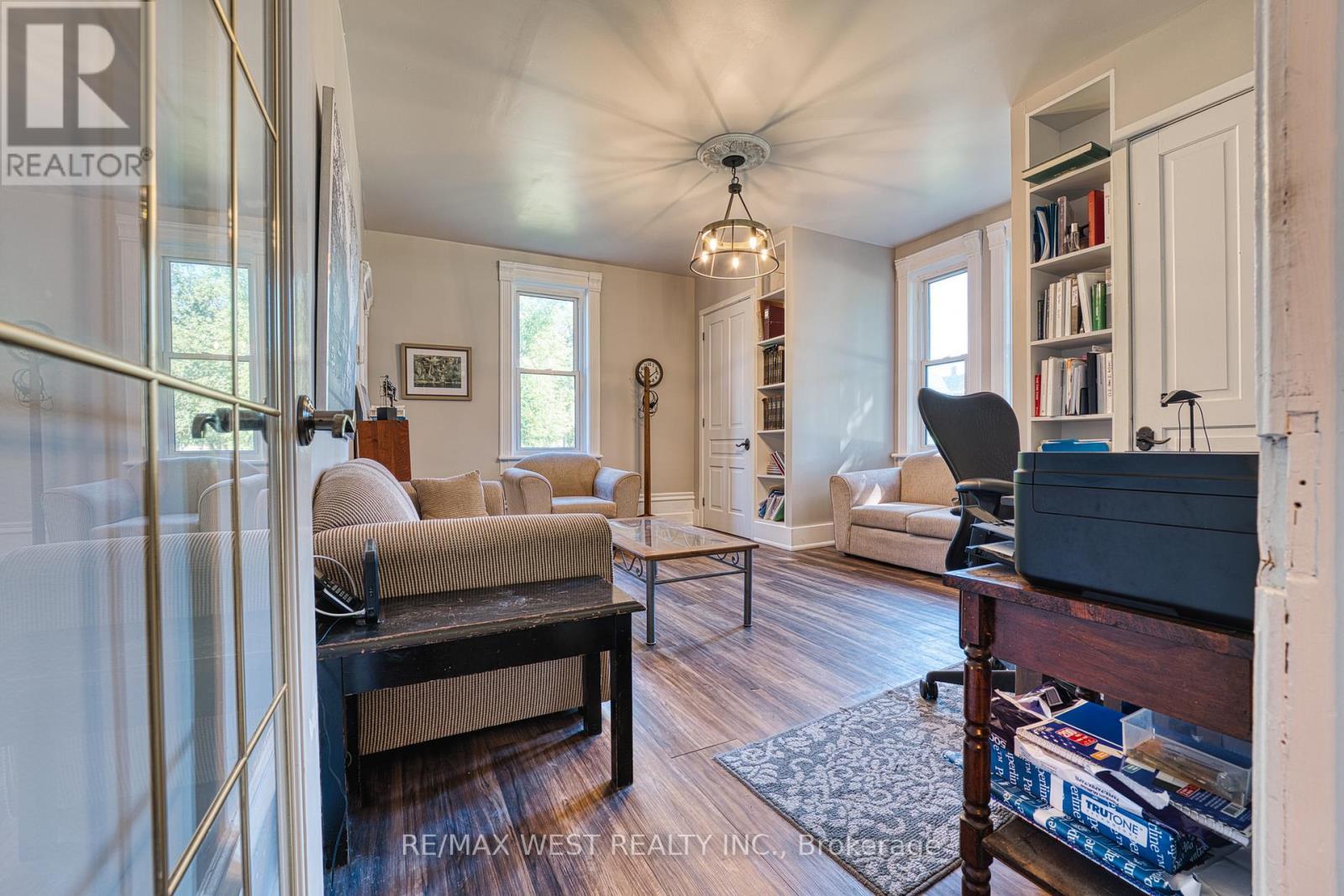 3030 Patrick Street, Howick, ON - Indoor Photo Showing Living Room