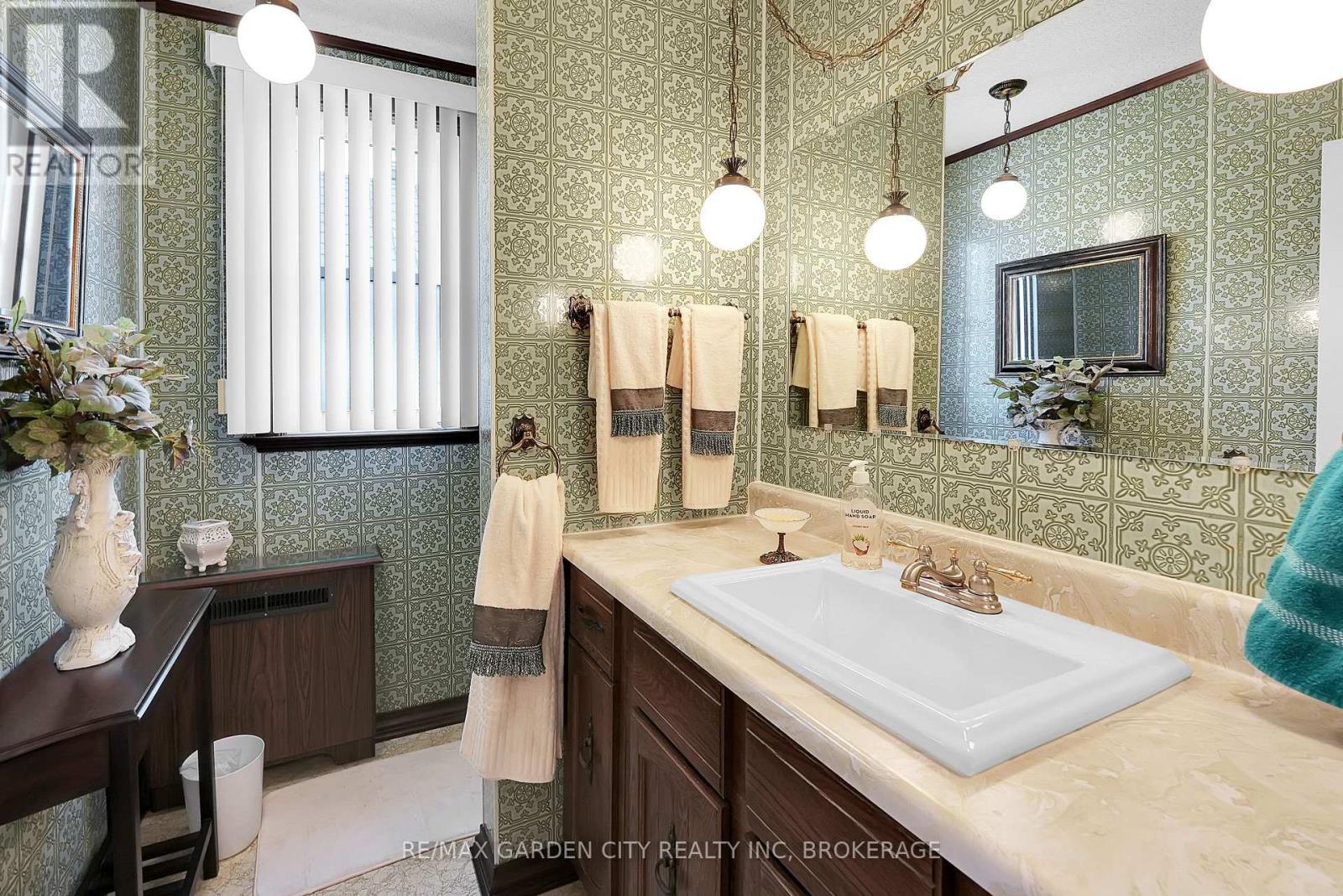 248 Wallace Avenue S, Welland (Lincoln/Crowland), ON - Indoor Photo Showing Bathroom