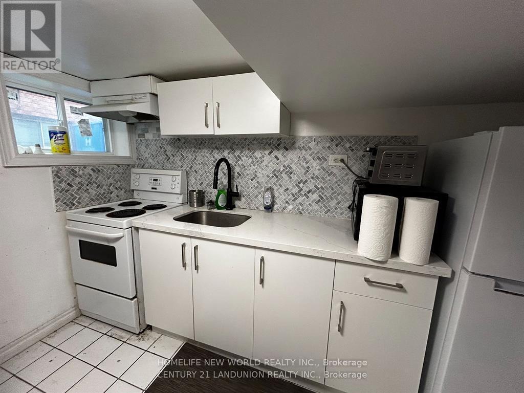 Bsmt Rm 2 - 46 Arnold Street, Hamilton, ON - Indoor Photo Showing Kitchen