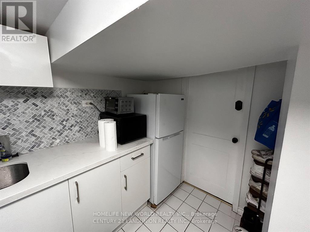 Bsmt Rm 2 - 46 Arnold Street, Hamilton, ON - Indoor Photo Showing Kitchen