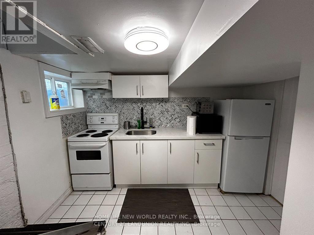 Bsmt Rm 2 - 46 Arnold Street, Hamilton, ON - Indoor Photo Showing Kitchen