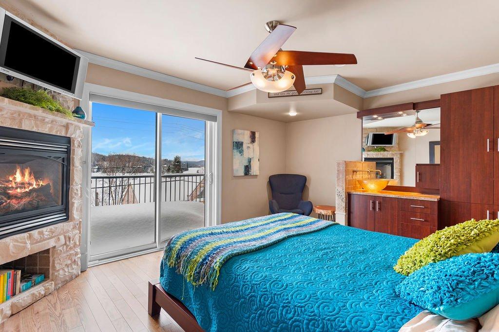 Primary bedroom - 48 - 48A Rue Des Trembles, Sainte-Marguerite-Du-Lac-Masson, QC - Indoor Photo Showing Bedroom With Fireplace