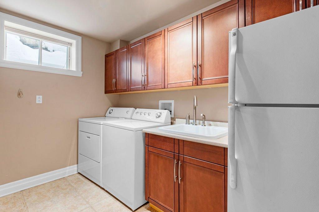 Laundry room - 48 - 48A Rue Des Trembles, Sainte-Marguerite-Du-Lac-Masson, QC - Indoor Photo Showing Laundry Room