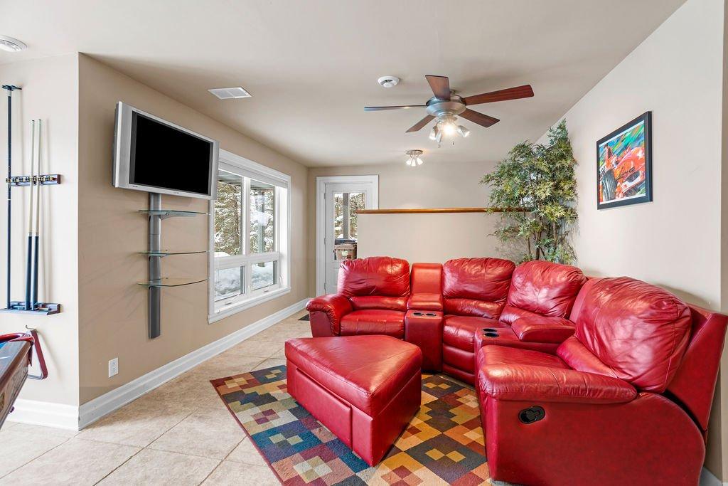 Family room - 48 - 48A Rue Des Trembles, Sainte-Marguerite-Du-Lac-Masson, QC - Indoor Photo Showing Living Room