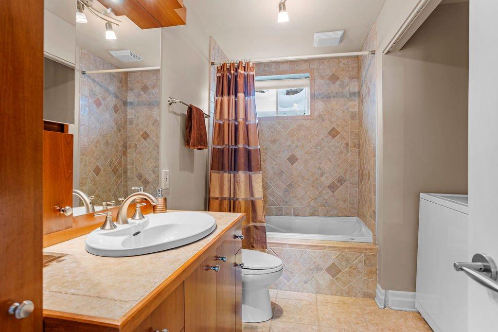 Bachelor - 48 - 48A Rue Des Trembles, Sainte-Marguerite-Du-Lac-Masson, QC - Indoor Photo Showing Bathroom