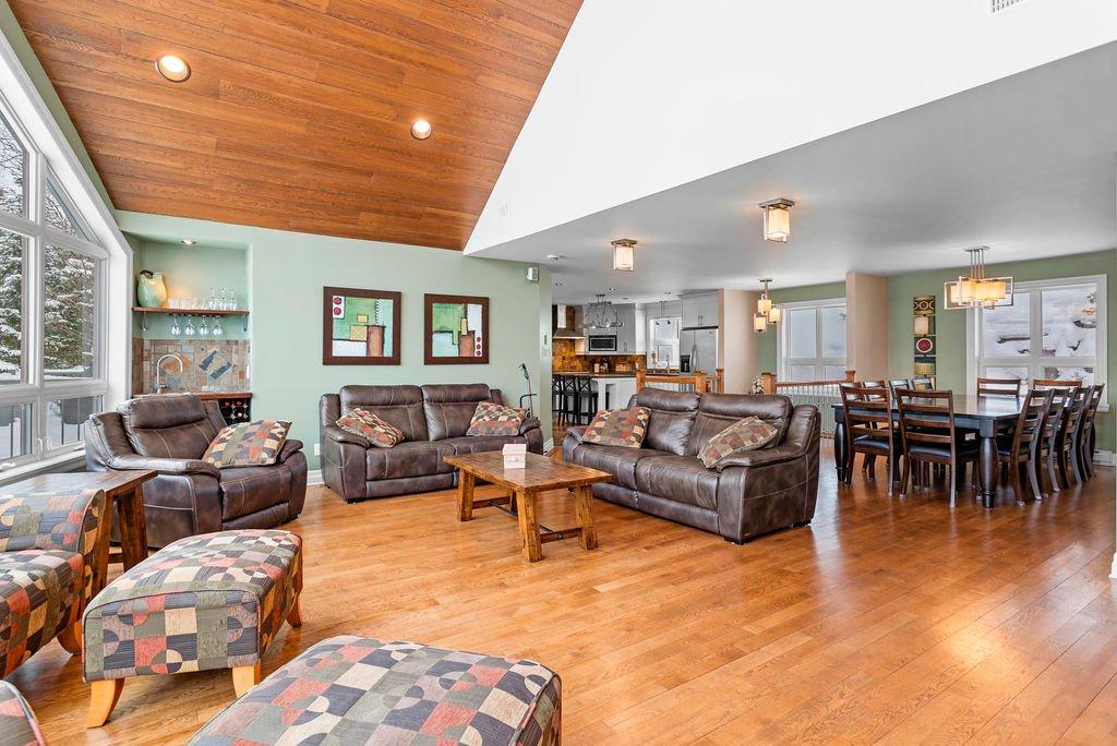 Living room - 48 - 48A Rue Des Trembles, Sainte-Marguerite-Du-Lac-Masson, QC - Indoor Photo Showing Living Room