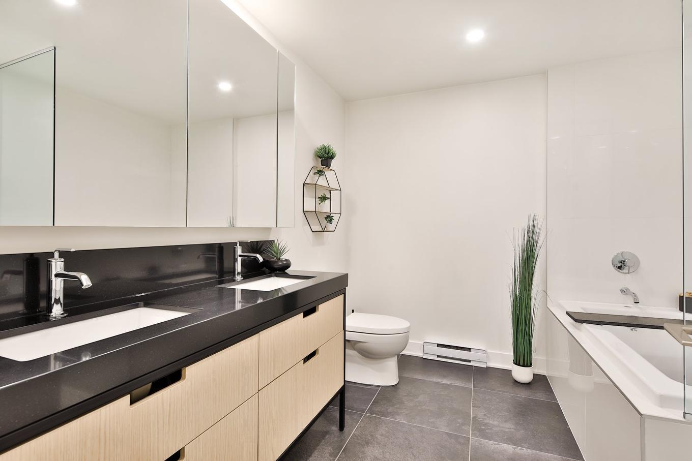 Ensuite bathroom - 2010-60 Rue De L'Éclipse, Brossard, QC - Indoor Photo Showing Bathroom