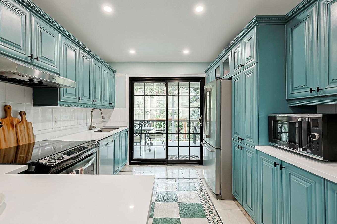 Cuisine - 12184 Av. Colbert, Montréal (Ahuntsic-Cartierville), QC - Indoor Photo Showing Kitchen With Upgraded Kitchen