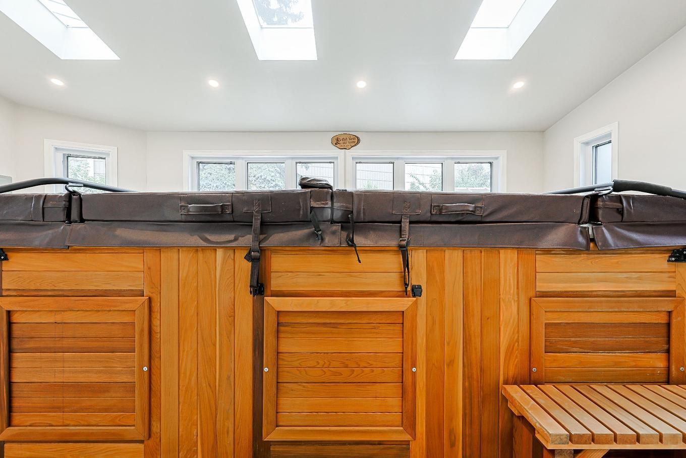 Spa - 12184 Av. Colbert, Montréal (Ahuntsic-Cartierville), QC - Indoor