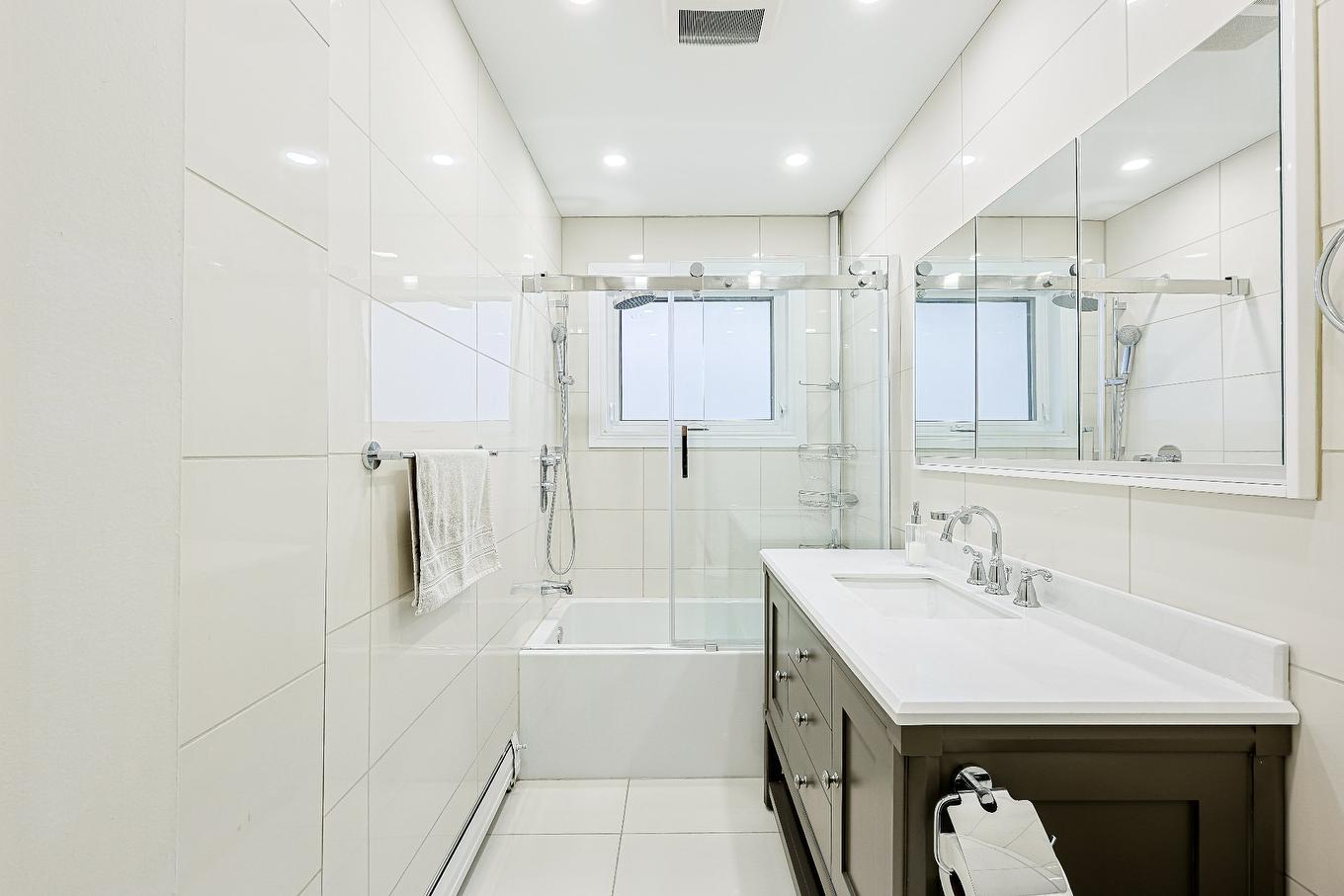 Salle de bains - 12184 Av. Colbert, Montréal (Ahuntsic-Cartierville), QC - Indoor Photo Showing Bathroom