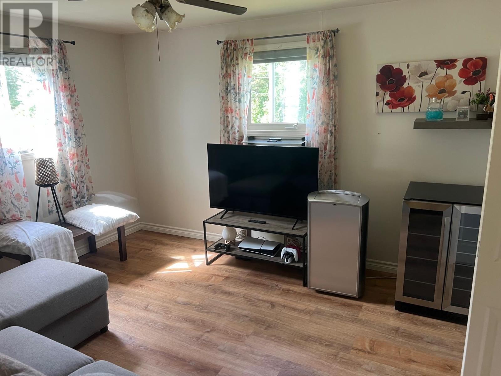 21 Eley Rd, Iron Bridge, ON - Indoor Photo Showing Living Room