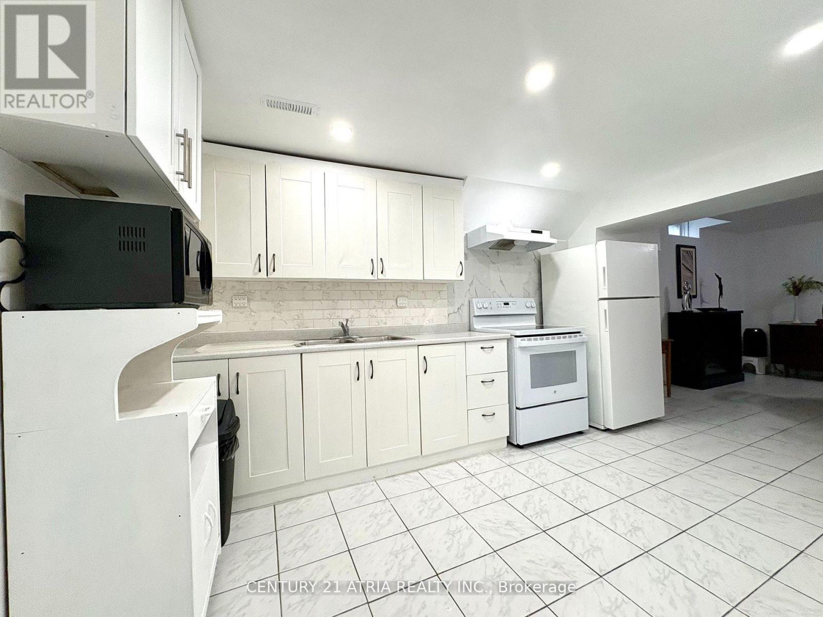 Bsmt - 508 Lightfoot Place, Pickering, ON - Indoor Photo Showing Kitchen With Double Sink
