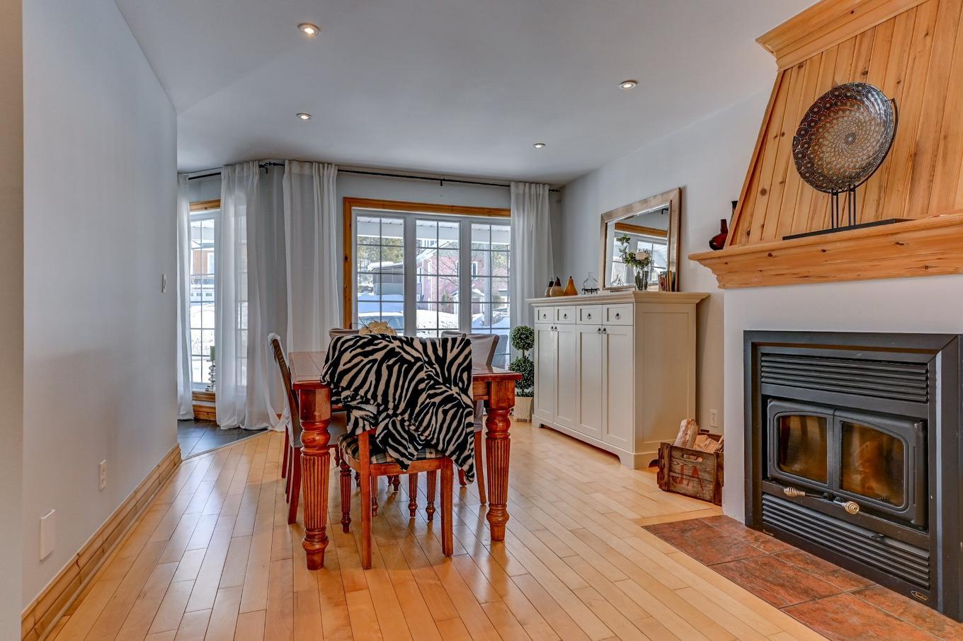 Dining room - 930 Rue Du Boisé, Sainte-Adèle, QC - Indoor With Fireplace