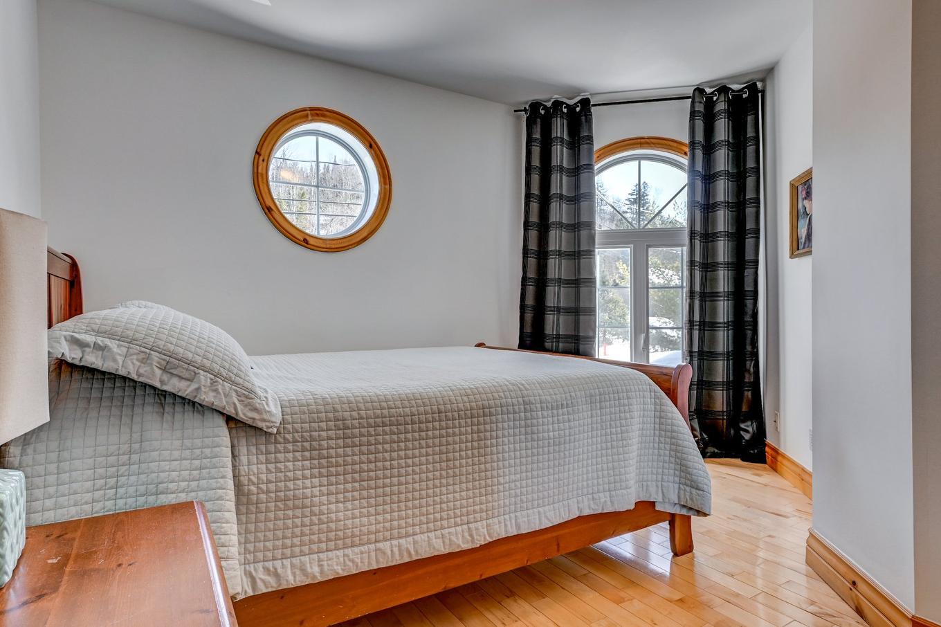 Bedroom - 930 Rue Du Boisé, Sainte-Adèle, QC - Indoor Photo Showing Bedroom