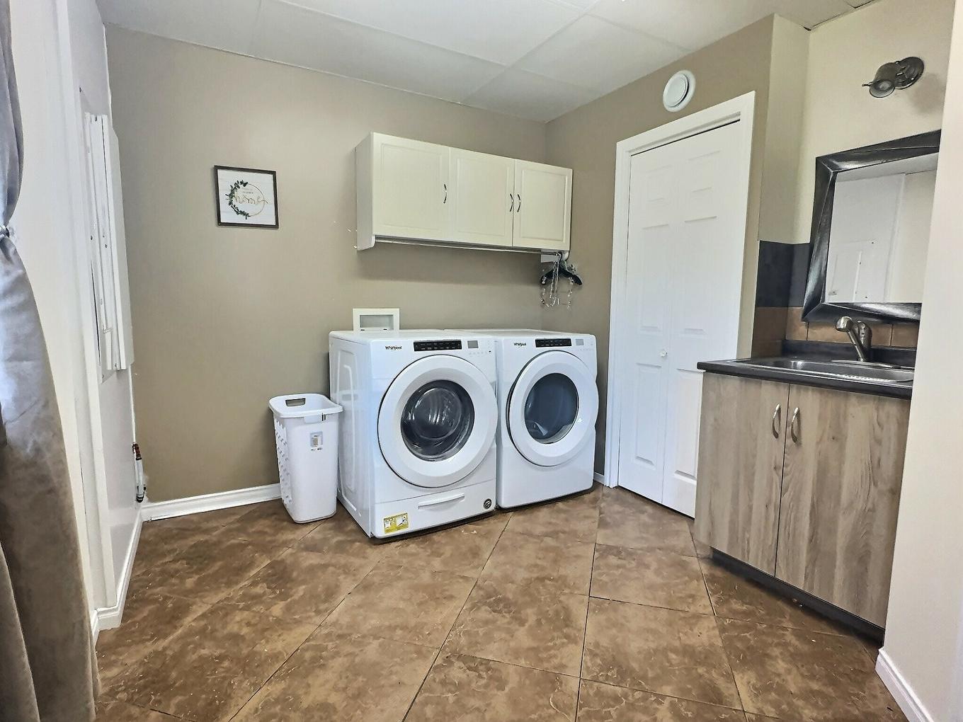 Salle de lavage - 15 Rue De La Montagne, Ville-Marie, QC - Indoor Photo Showing Laundry Room
