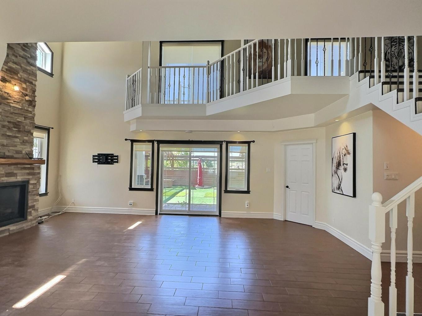 Salon - 15 Rue De La Montagne, Ville-Marie, QC - Indoor With Fireplace