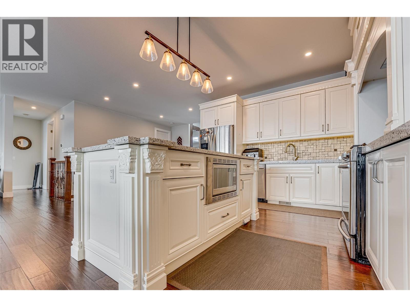 7429 Sun Peaks Drive, Vernon, BC - Indoor Photo Showing Kitchen With Upgraded Kitchen