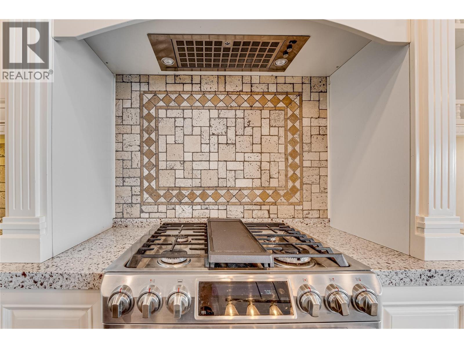 7429 Sun Peaks Drive, Vernon, BC - Indoor Photo Showing Kitchen With Upgraded Kitchen