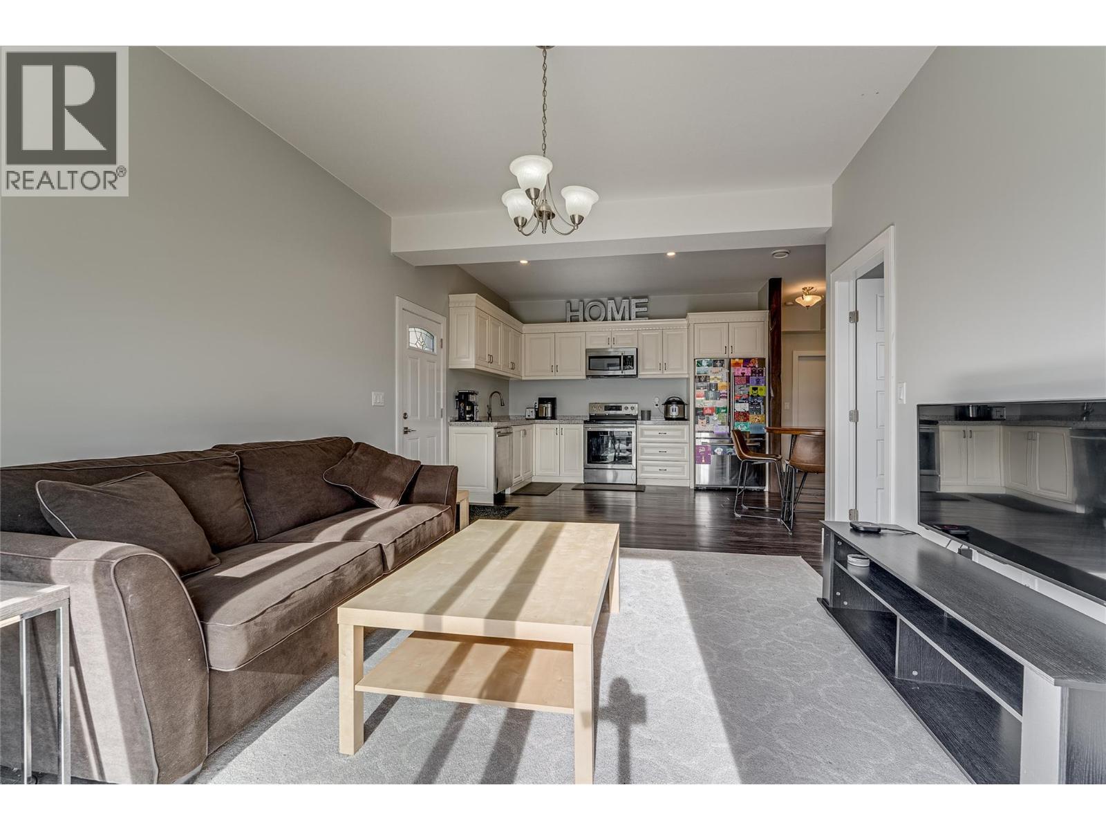 7429 Sun Peaks Drive, Vernon, BC - Indoor Photo Showing Living Room
