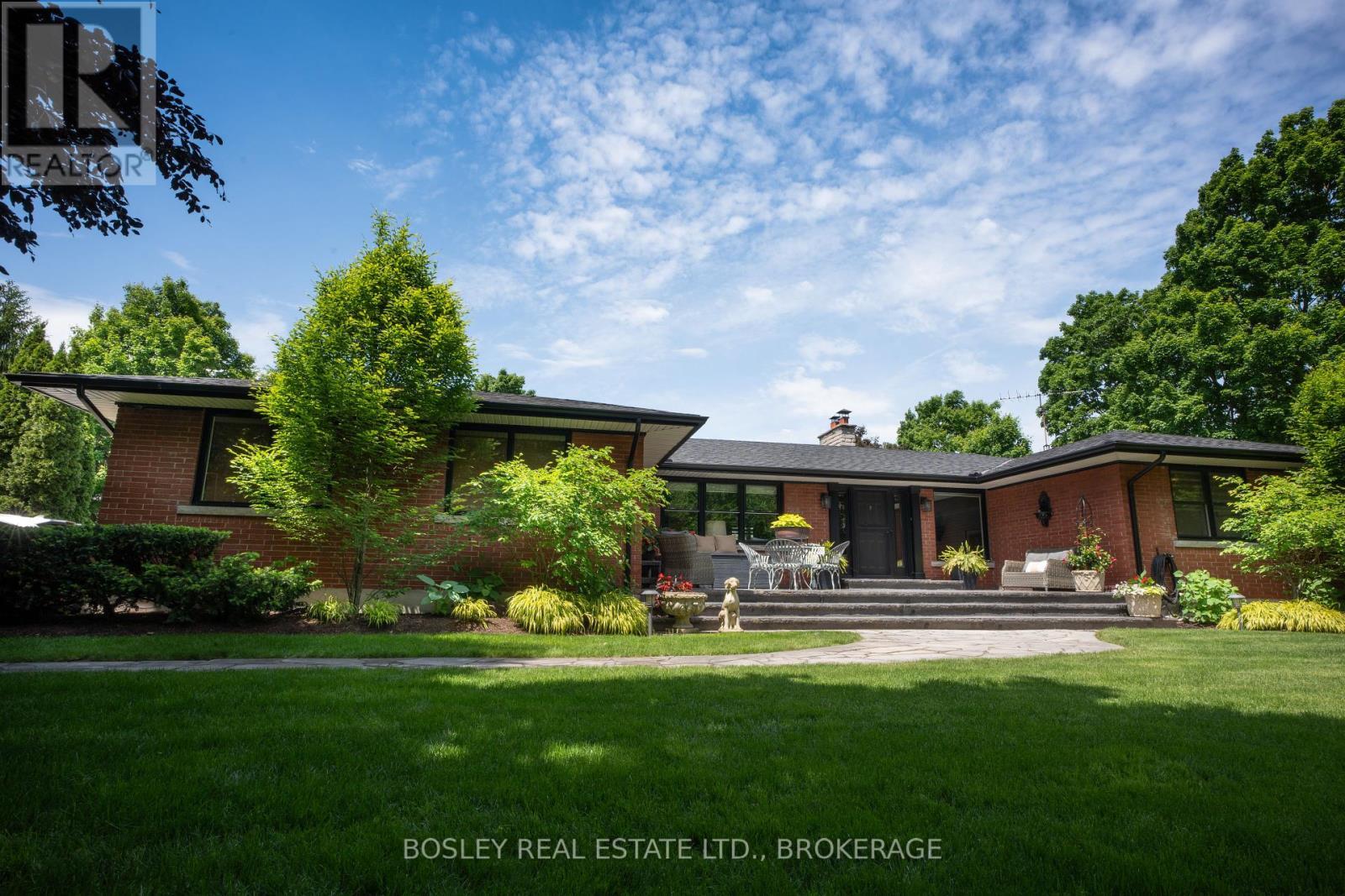 BUNGALOW ON THE PRESTIGIOUS NIAGARA RIVER PARKWAY - 14796 Niagara River Parkway, Niagara-On-The-Lake (Rural), ON - Outdoor