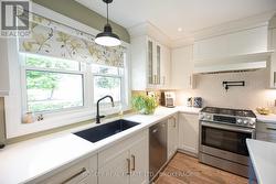 CHEF INSPIRED KITCHEN... QUARTZ COUNTERS -