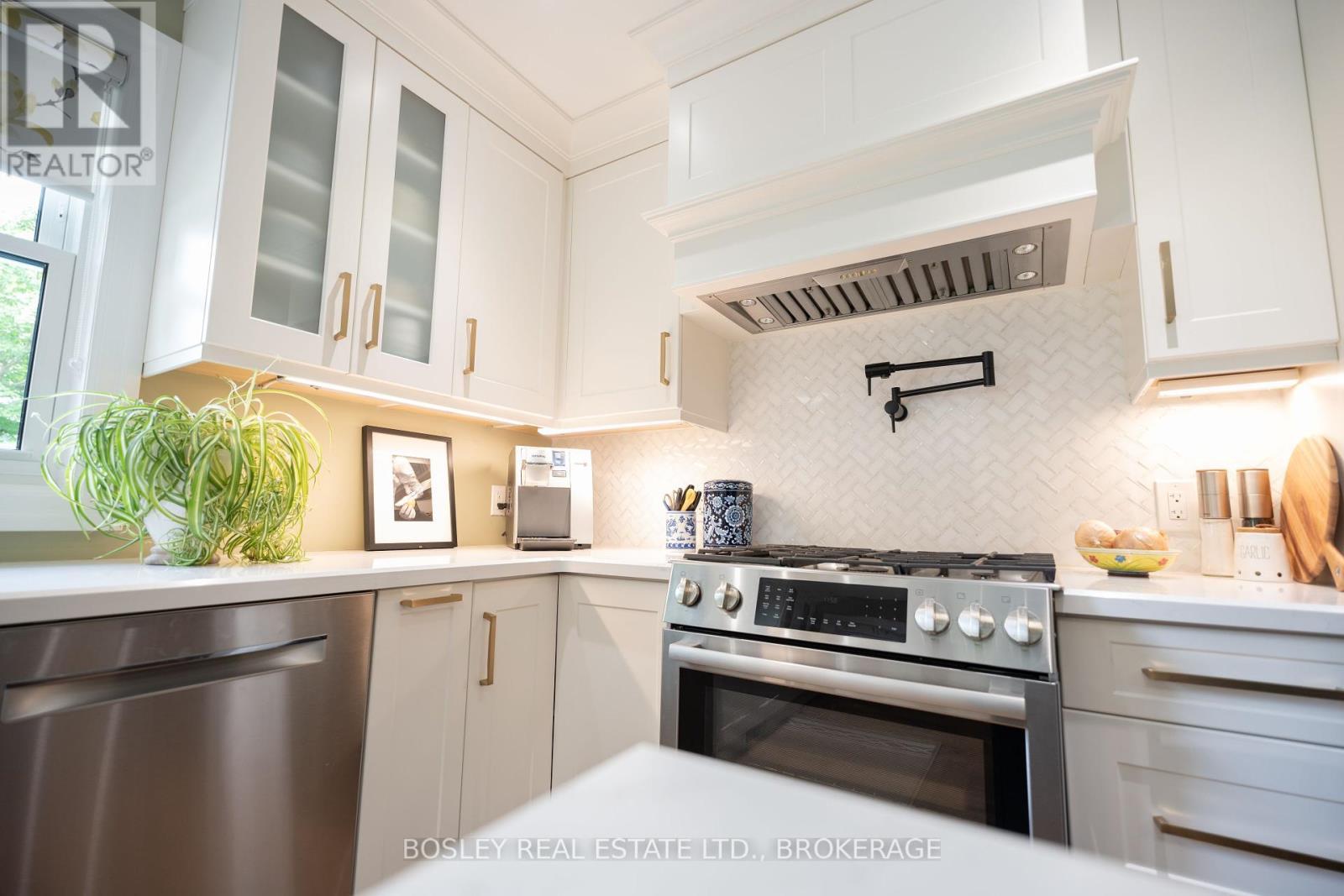 GAS STOVE WITH POT FILLER - 14796 Niagara River Parkway, Niagara-On-The-Lake (Rural), ON - Indoor Photo Showing Kitchen With Upgraded Kitchen