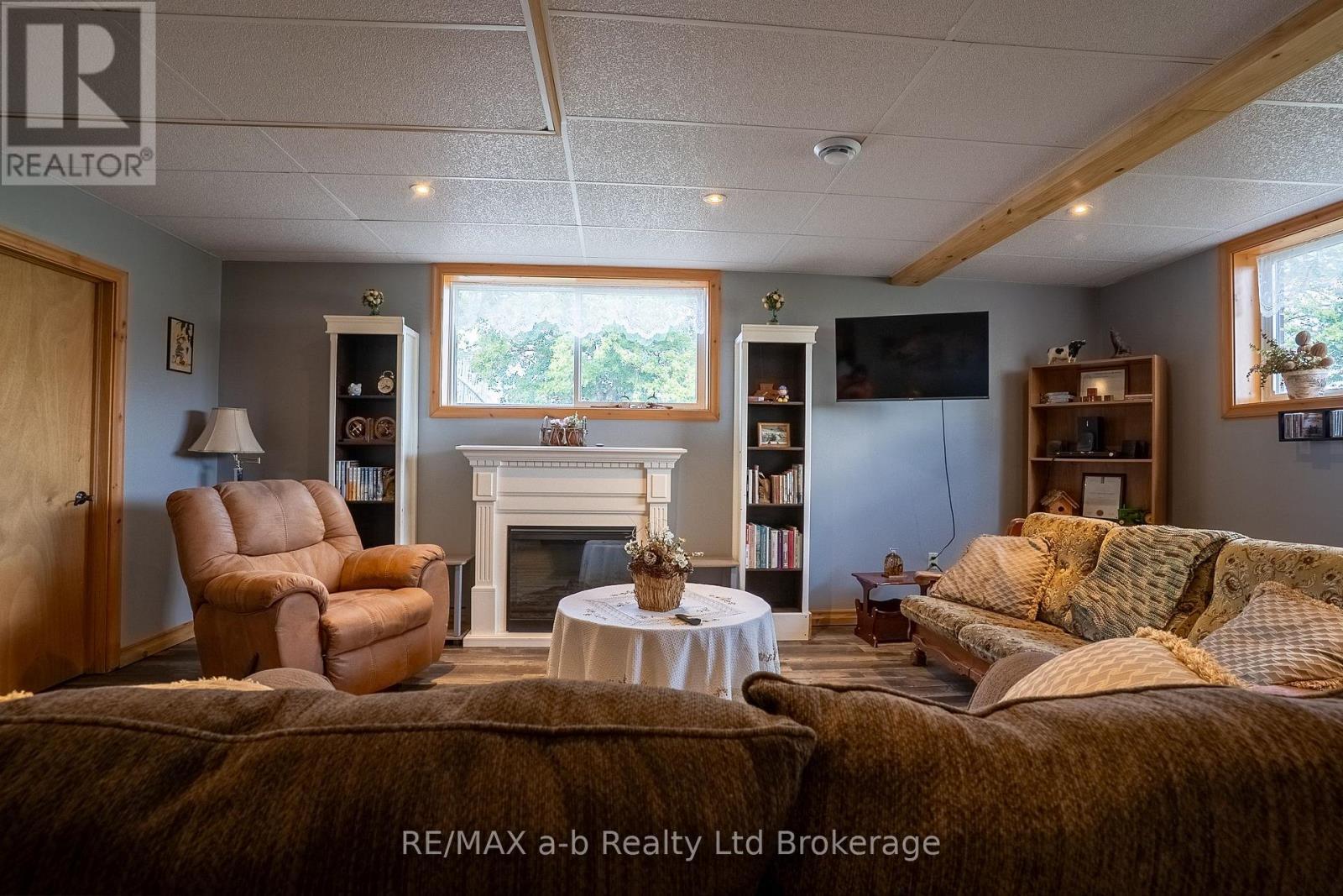 324500 Mount Elgin Road, South-West Oxford, ON - Indoor Photo Showing Living Room With Fireplace