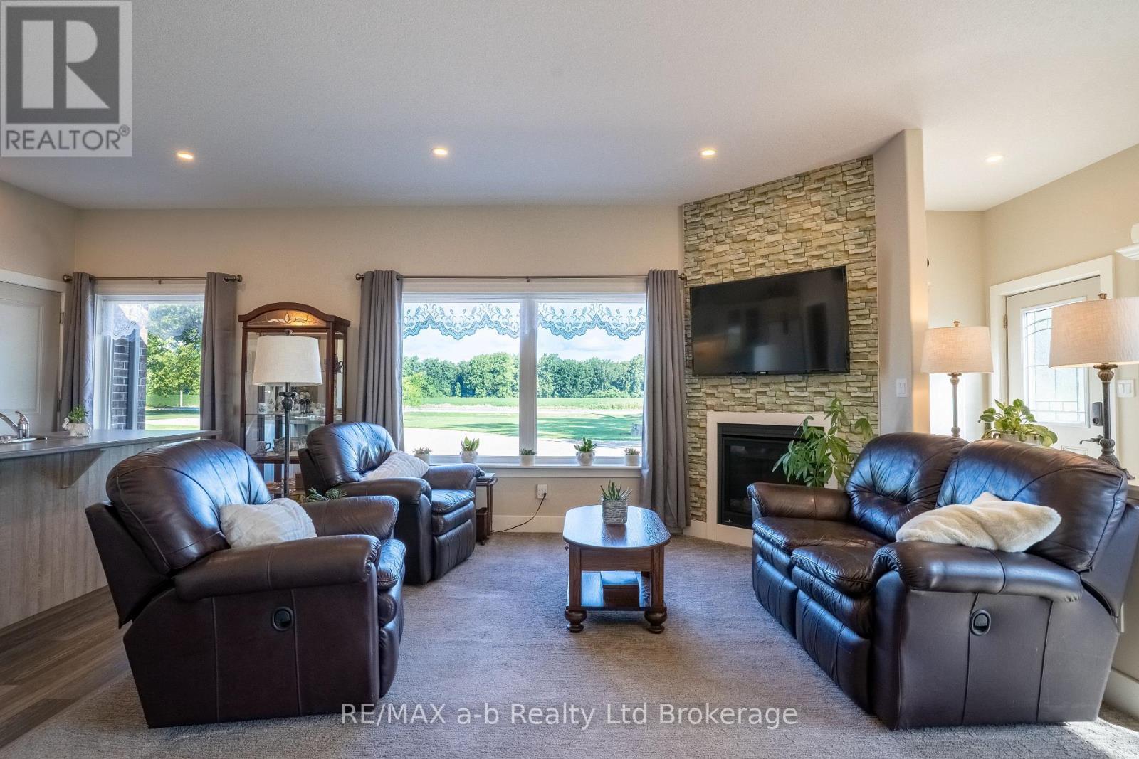 324500 Mount Elgin Road, South-West Oxford, ON - Indoor Photo Showing Living Room With Fireplace