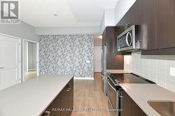 Spacious Kitchen&Dining Room W Custom Feature Wall -