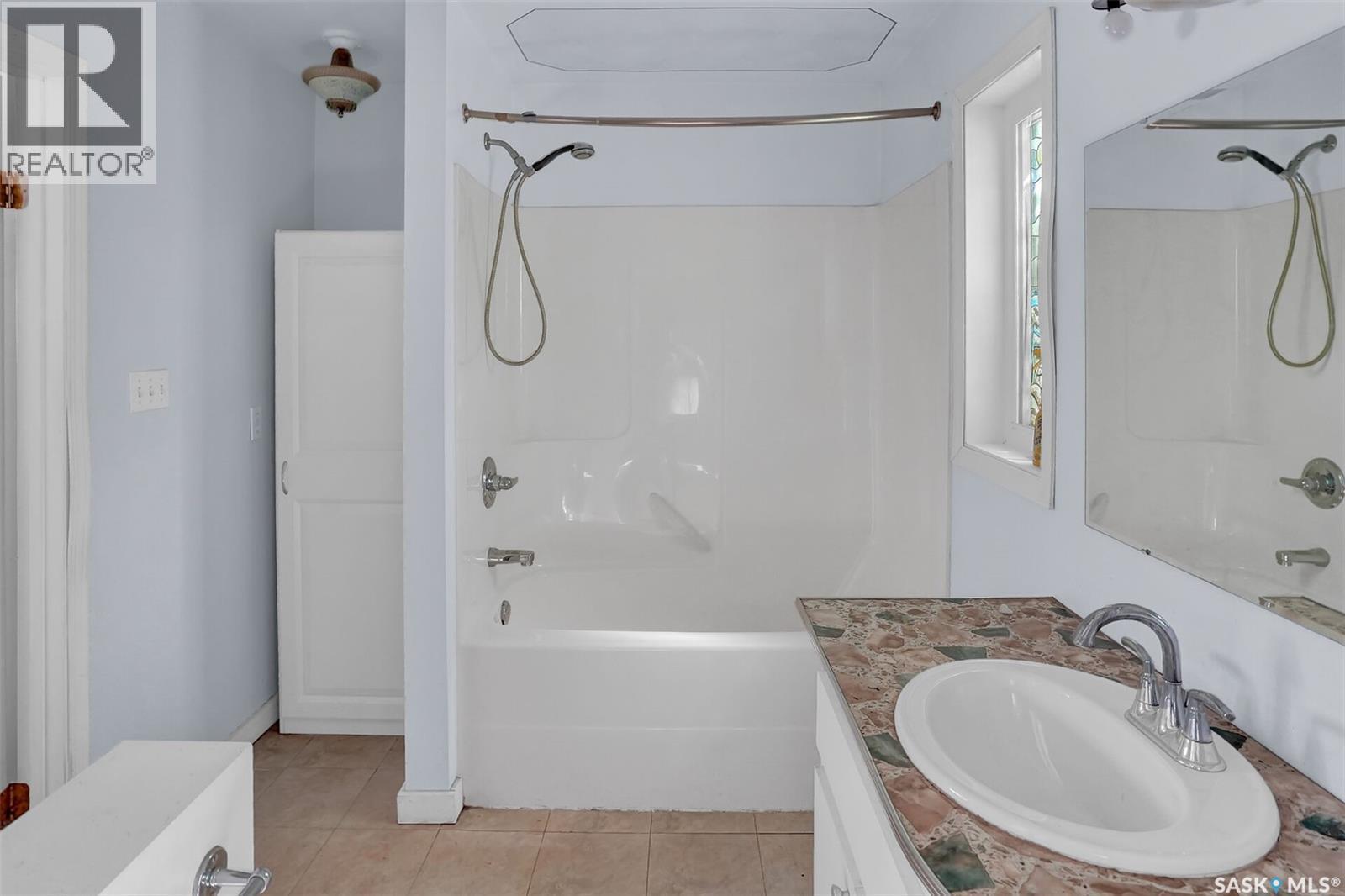 2761 Atkinson Street, Regina, SK - Indoor Photo Showing Bathroom