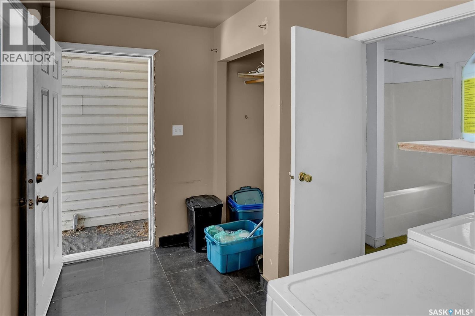 2761 Atkinson Street, Regina, SK - Indoor Photo Showing Laundry Room