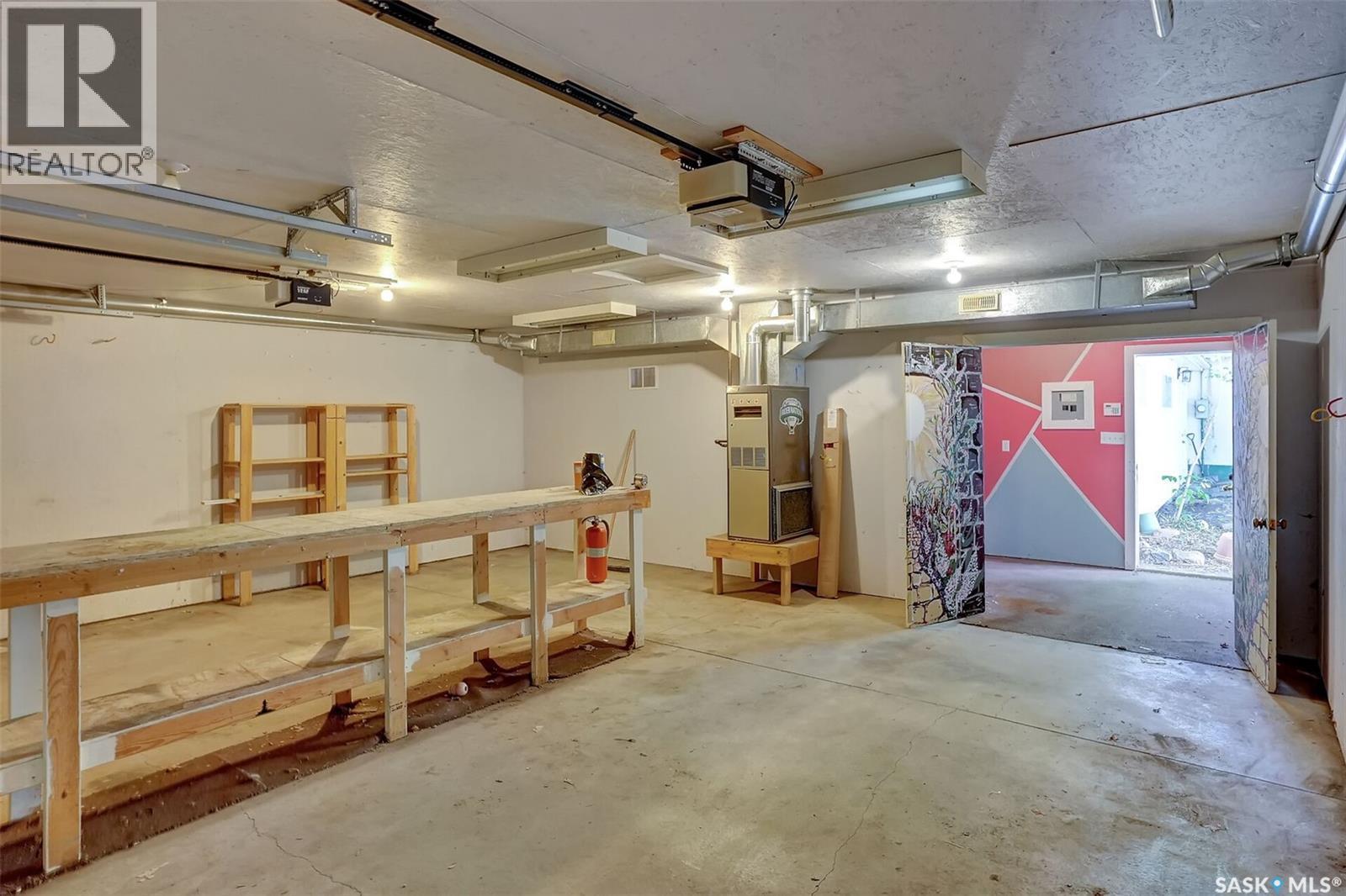 2761 Atkinson Street, Regina, SK - Indoor Photo Showing Garage