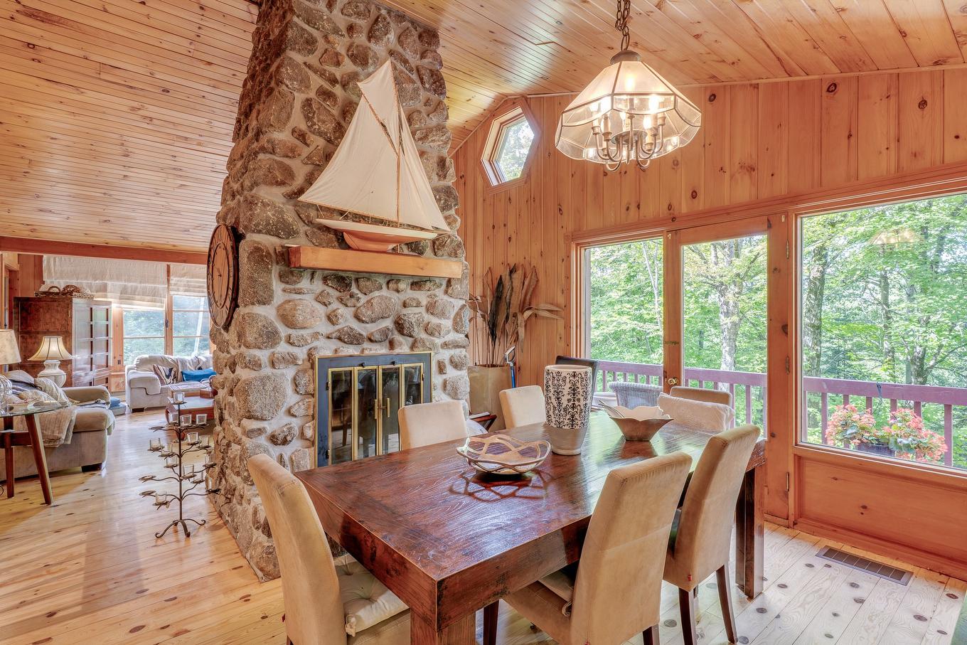 Salle à manger - 1109 Ch. De La Paix, Saint-Sauveur, QC - Indoor Photo Showing Dining Room With Fireplace