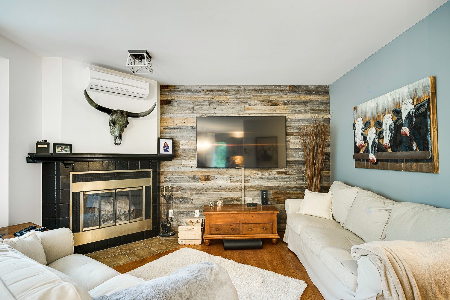 Living Room - 340 Ch. Des Épinettes, Piedmont, QC - Indoor Photo Showing Living Room With Fireplace
