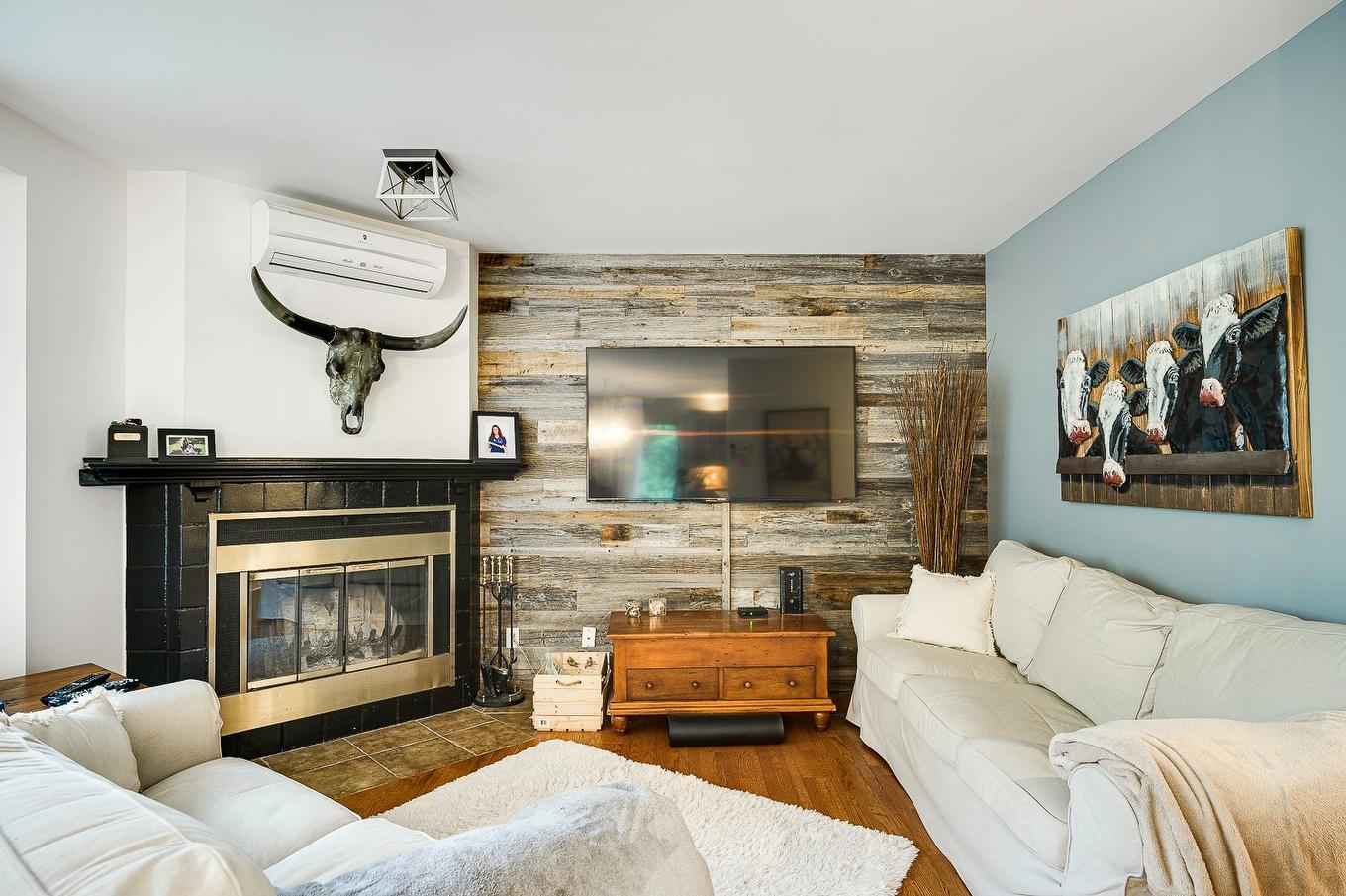 Salon - 340 Ch. Des Épinettes, Piedmont, QC - Indoor Photo Showing Living Room With Fireplace