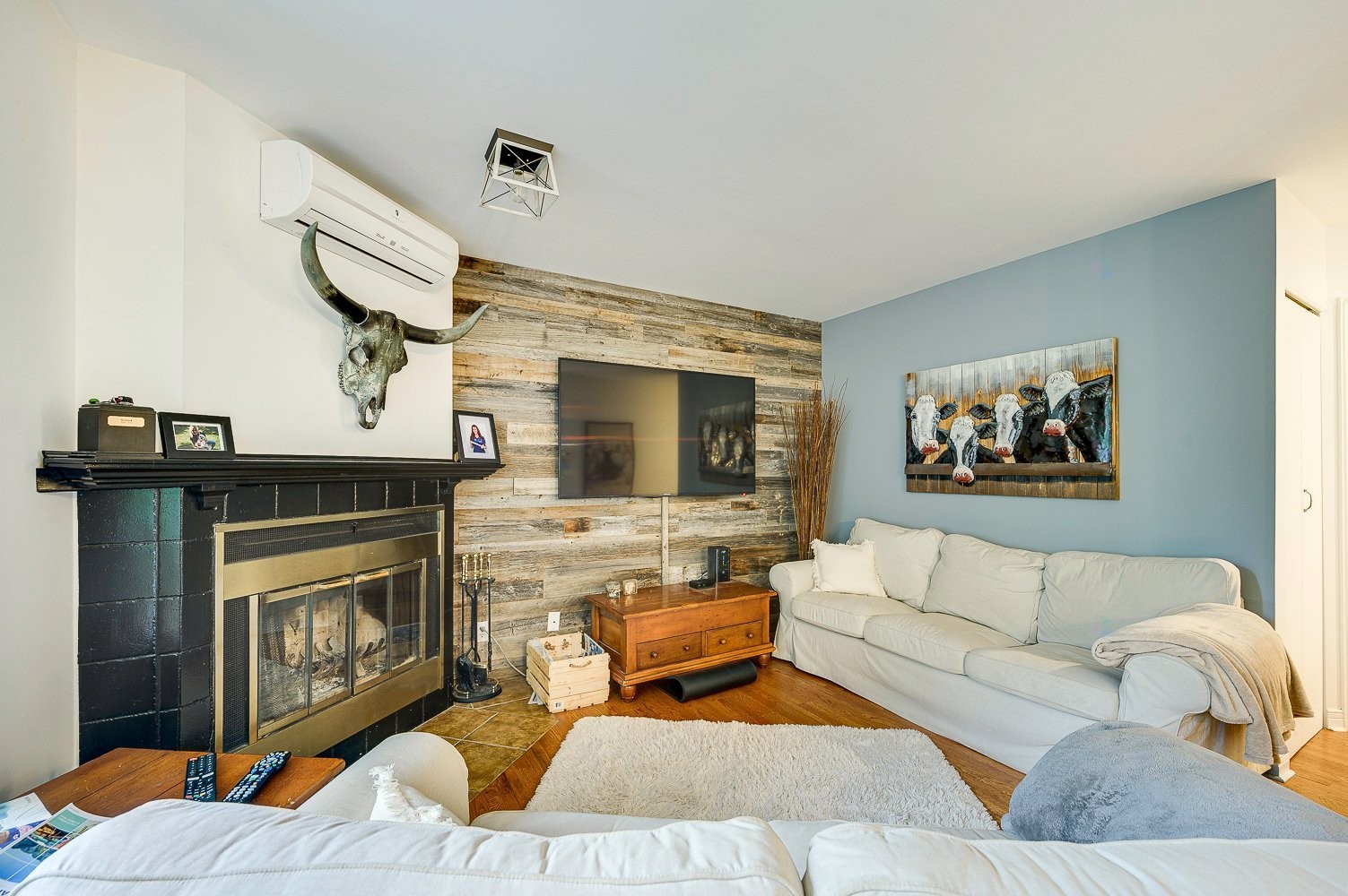 Living Room - 340 Ch. Des Épinettes, Piedmont, QC - Indoor Photo Showing Living Room With Fireplace