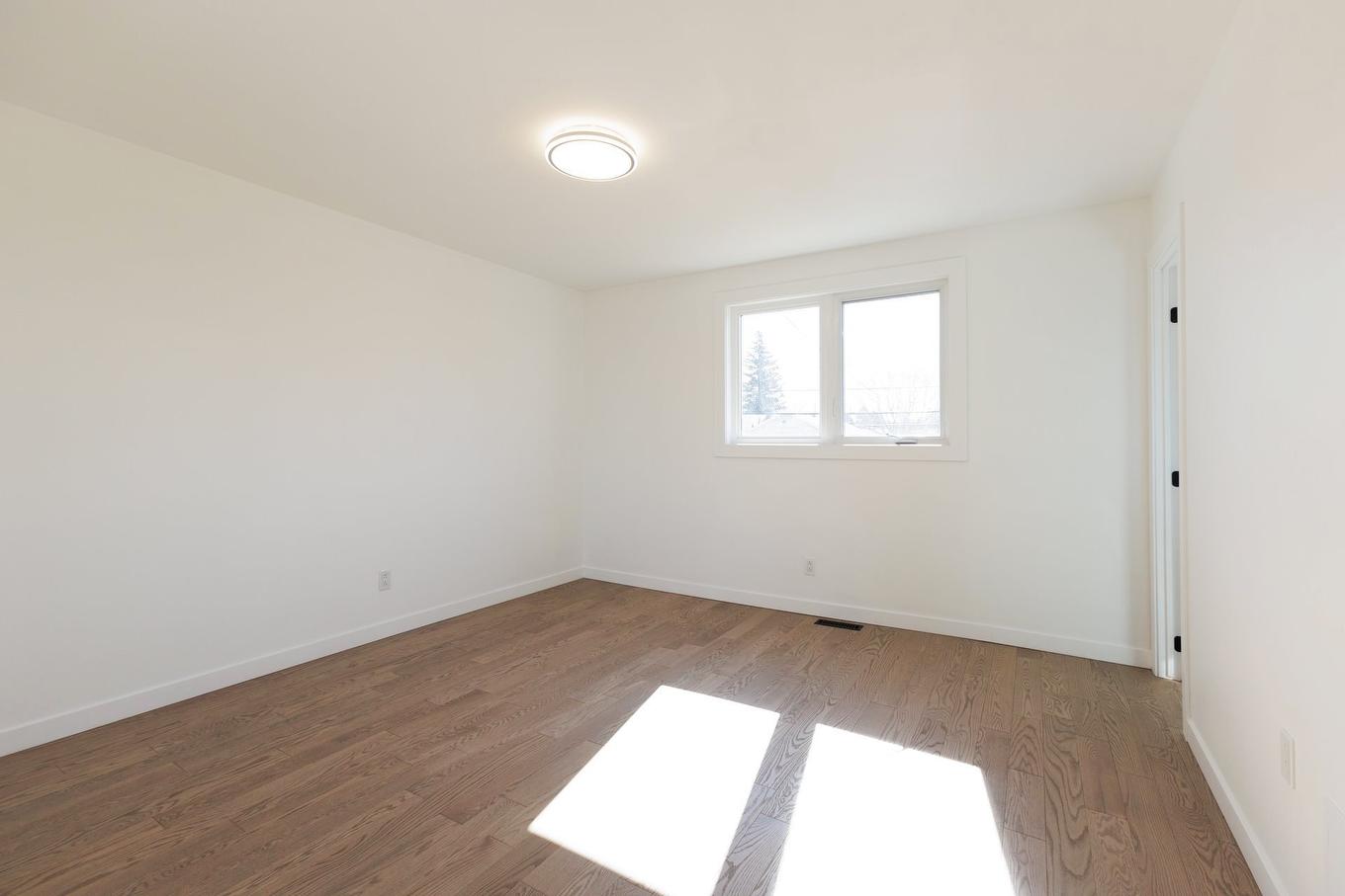 Primary bedroom - 17122 Boul. Brunswick, Kirkland, QC - Indoor Photo Showing Other Room