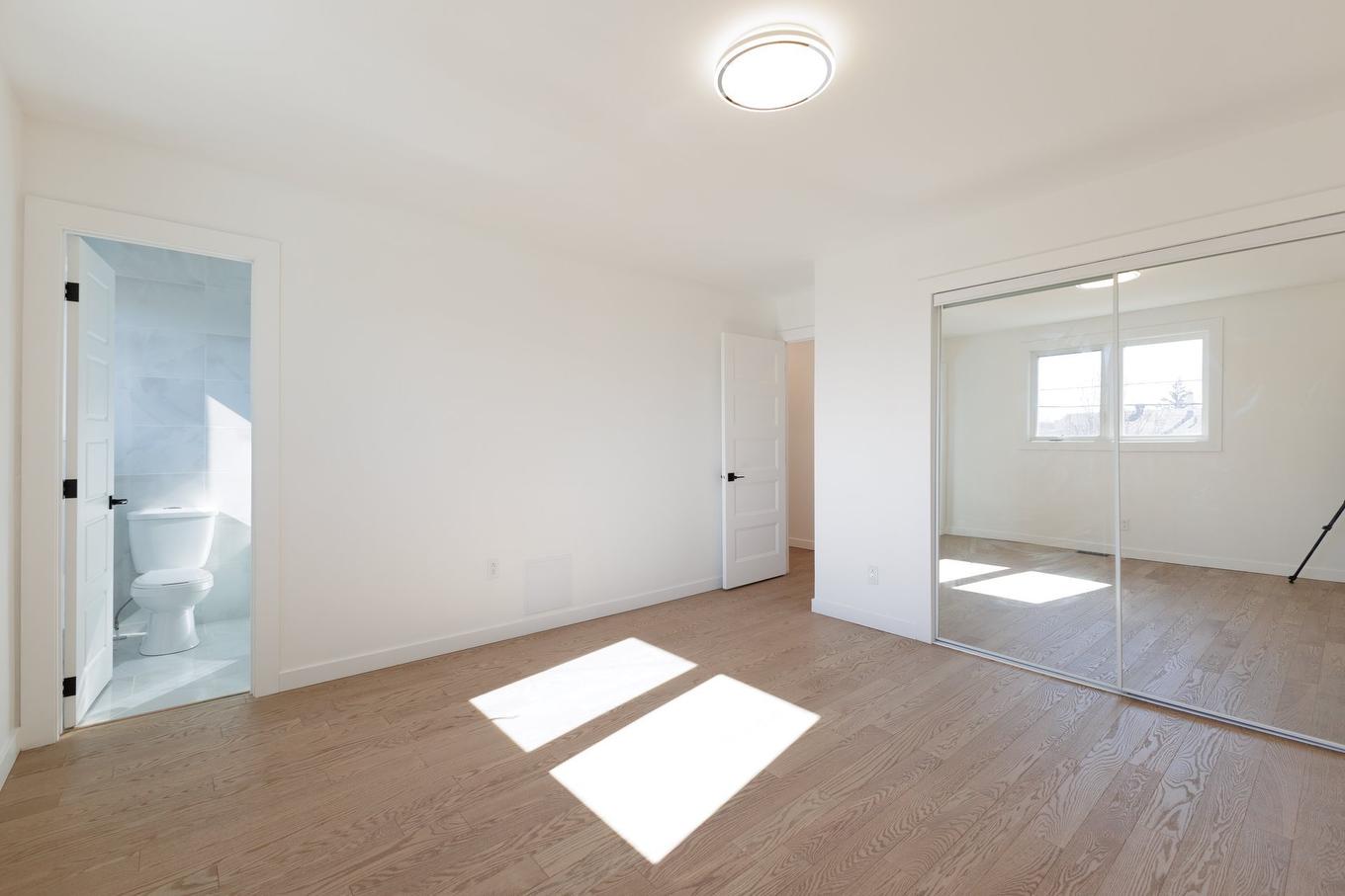 Primary bedroom - 17122 Boul. Brunswick, Kirkland, QC - Indoor Photo Showing Other Room