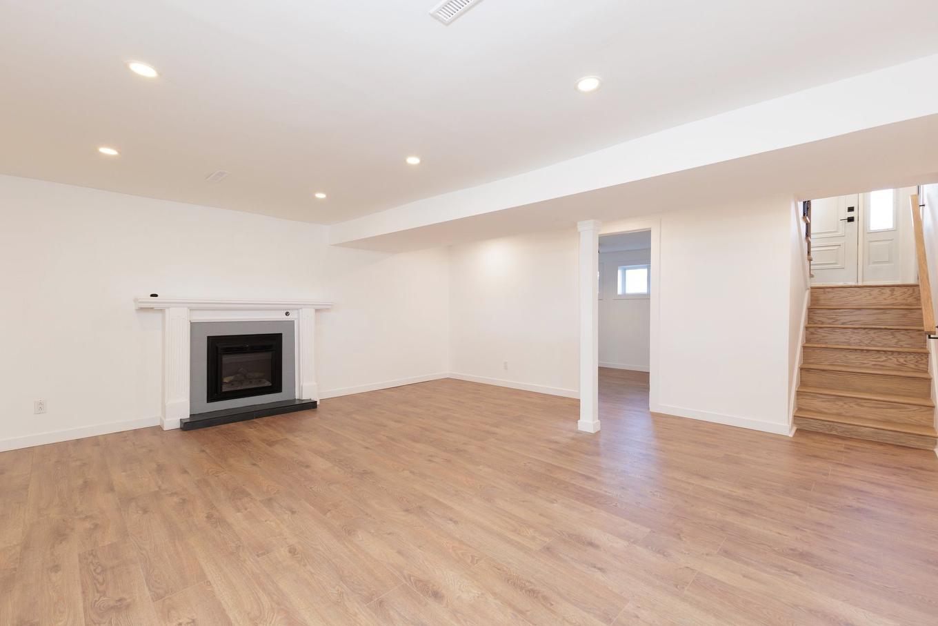 Family room - 17122 Boul. Brunswick, Kirkland, QC - Indoor With Fireplace