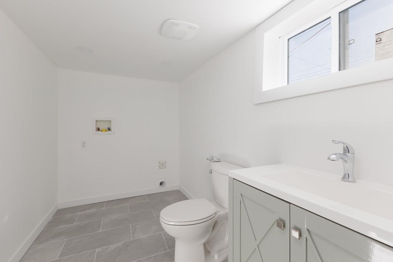 Laundry room - 17122 Boul. Brunswick, Kirkland, QC - Indoor Photo Showing Bathroom