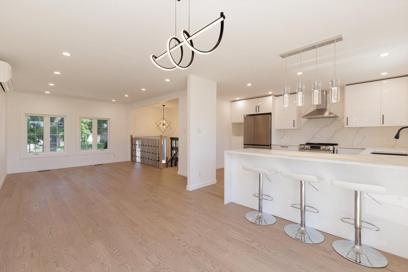 Overall view - 17122 Boul. Brunswick, Kirkland, QC - Indoor Photo Showing Kitchen With Upgraded Kitchen
