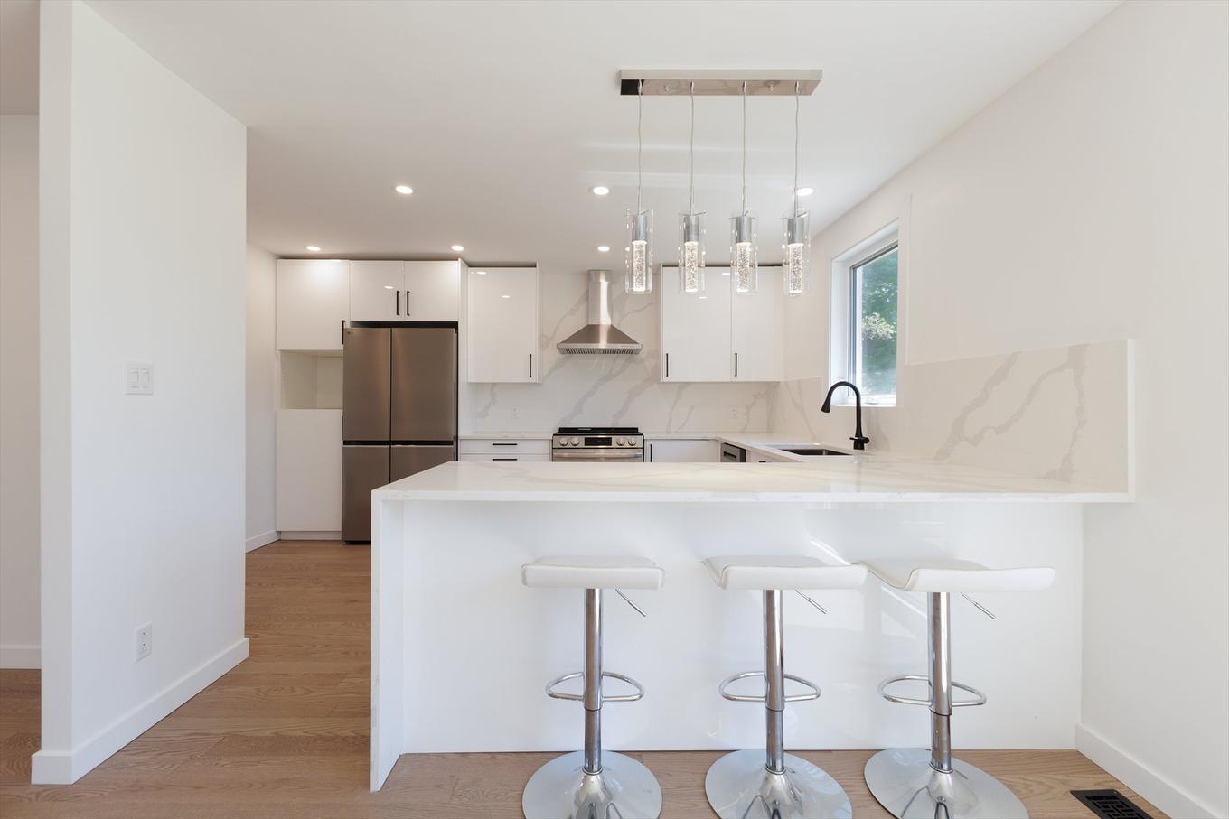 Dinette - 17122 Boul. Brunswick, Kirkland, QC - Indoor Photo Showing Kitchen With Upgraded Kitchen