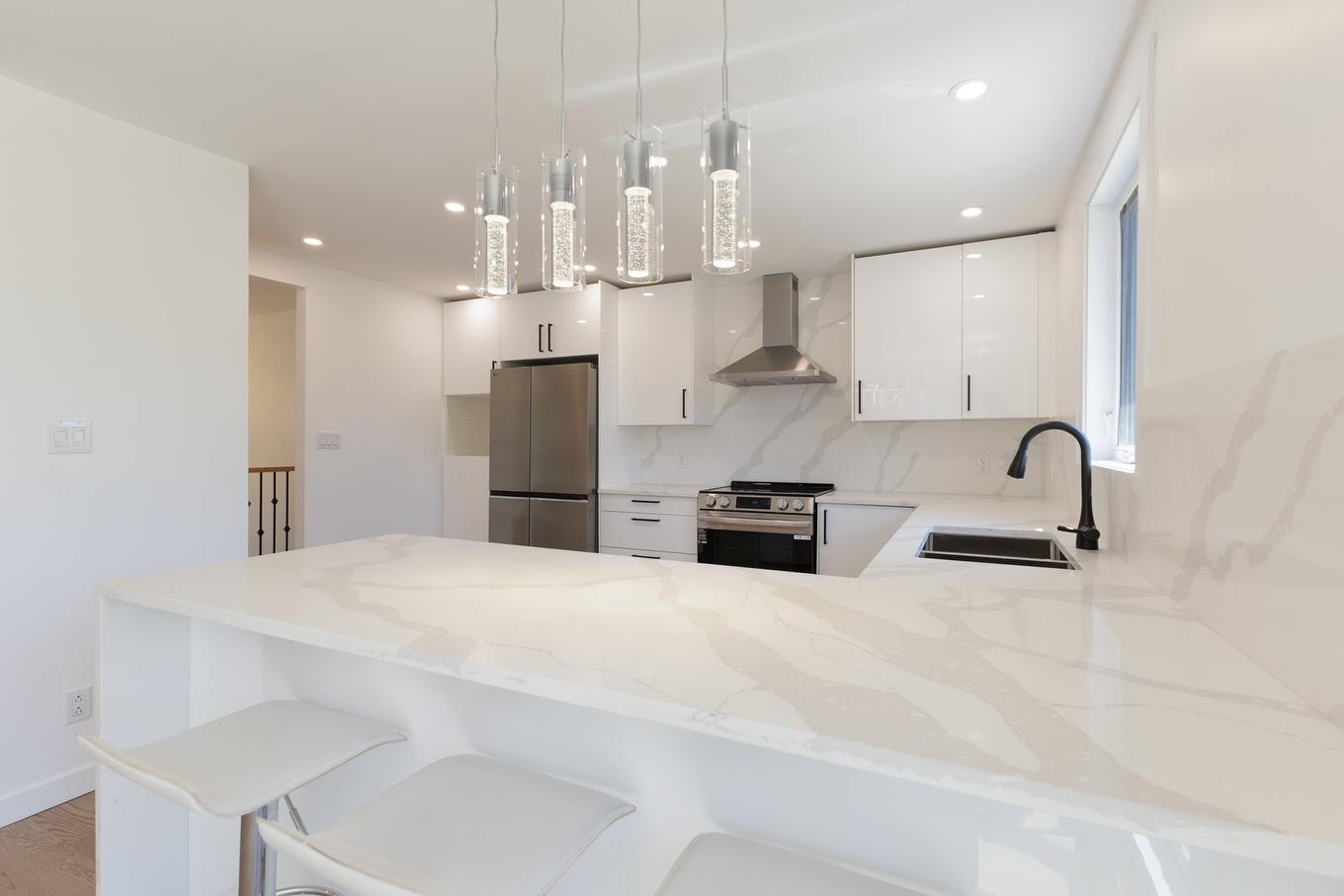 Kitchen - 17122 Boul. Brunswick, Kirkland, QC - Indoor Photo Showing Kitchen With Double Sink With Upgraded Kitchen
