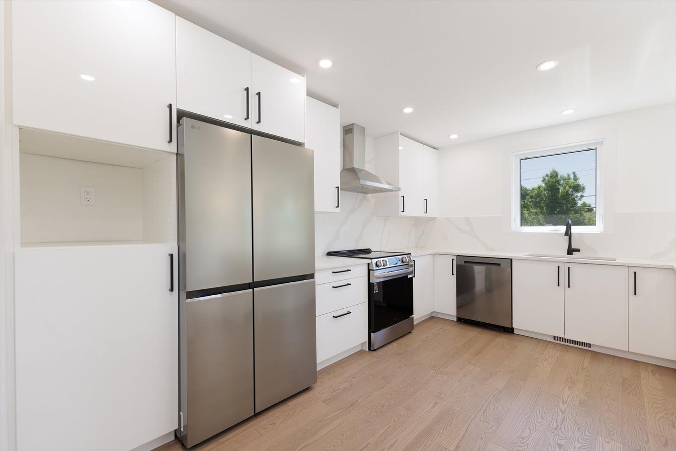 Kitchen - 17122 Boul. Brunswick, Kirkland, QC - Indoor Photo Showing Kitchen With Upgraded Kitchen
