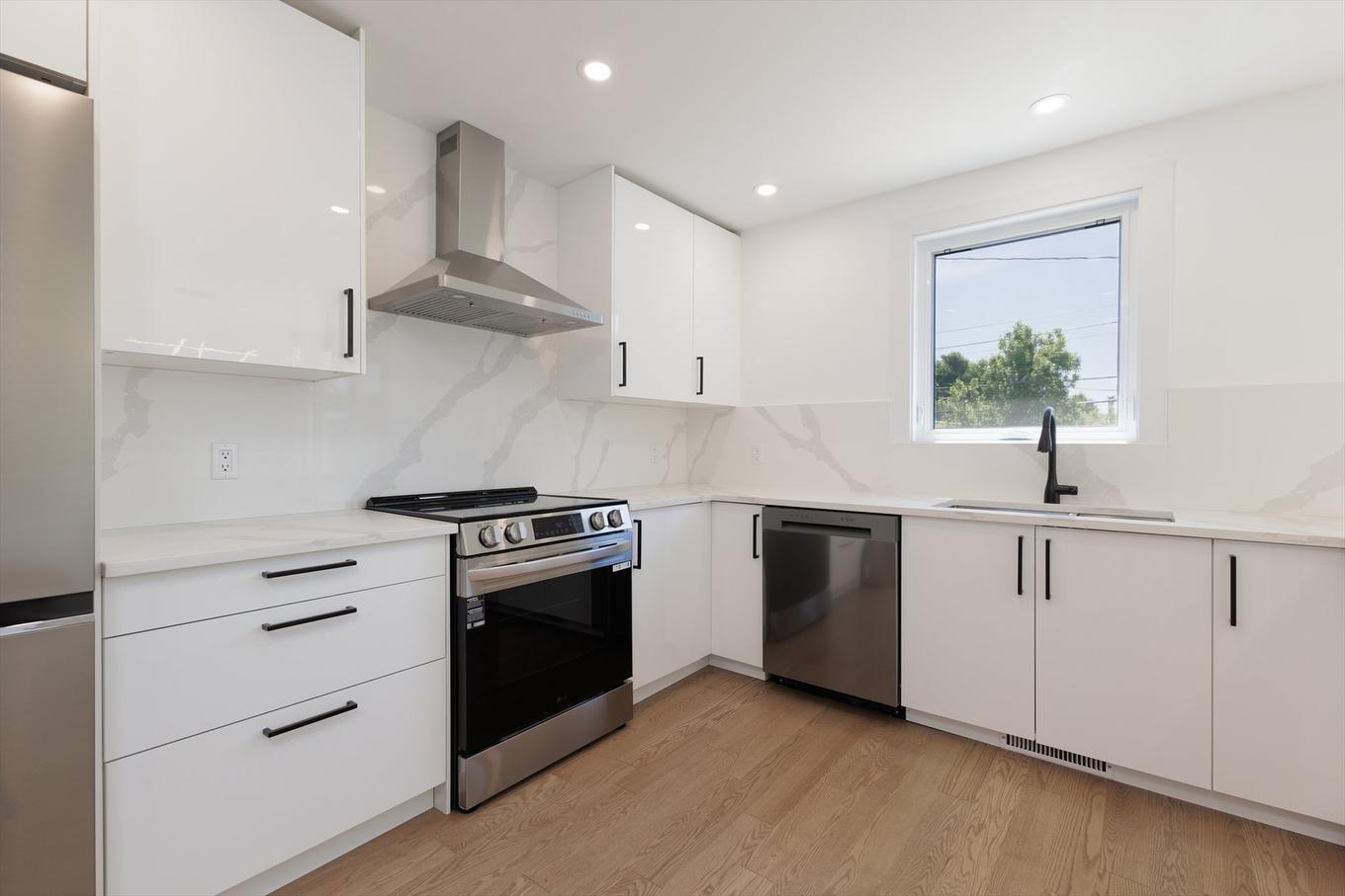 Kitchen - 17122 Boul. Brunswick, Kirkland, QC - Indoor Photo Showing Kitchen With Upgraded Kitchen