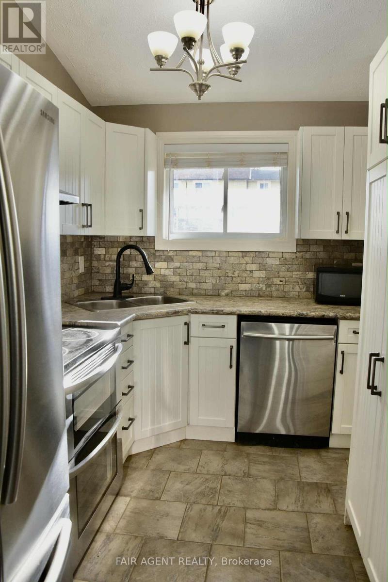 655 Hunter Street, Kincardine, ON - Indoor Photo Showing Kitchen With Double Sink With Upgraded Kitchen