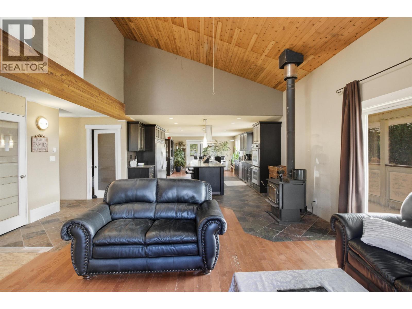 6391 Houseman Road, 100 Mile House, BC - Indoor Photo Showing Living Room